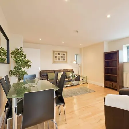 Spacious*bright*convenient*3bed Apt*to*oconnell St Apartment
